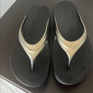 OOFOS women’s metallic and black sandal. Size 8